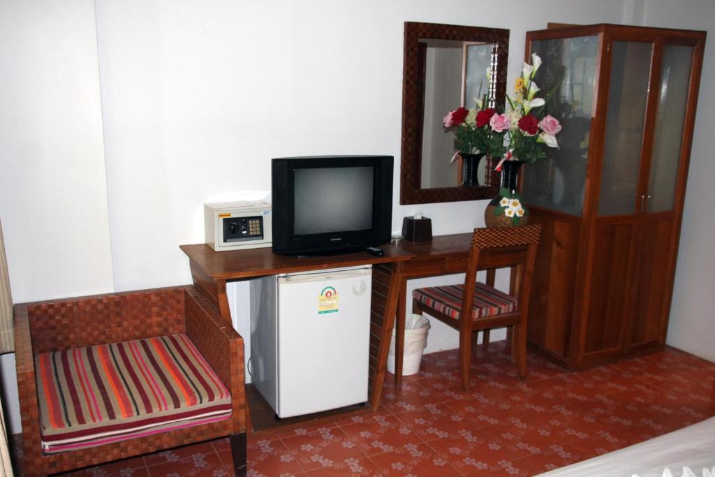 Good Nice 2 Guesthouse Patong Bagian luar foto