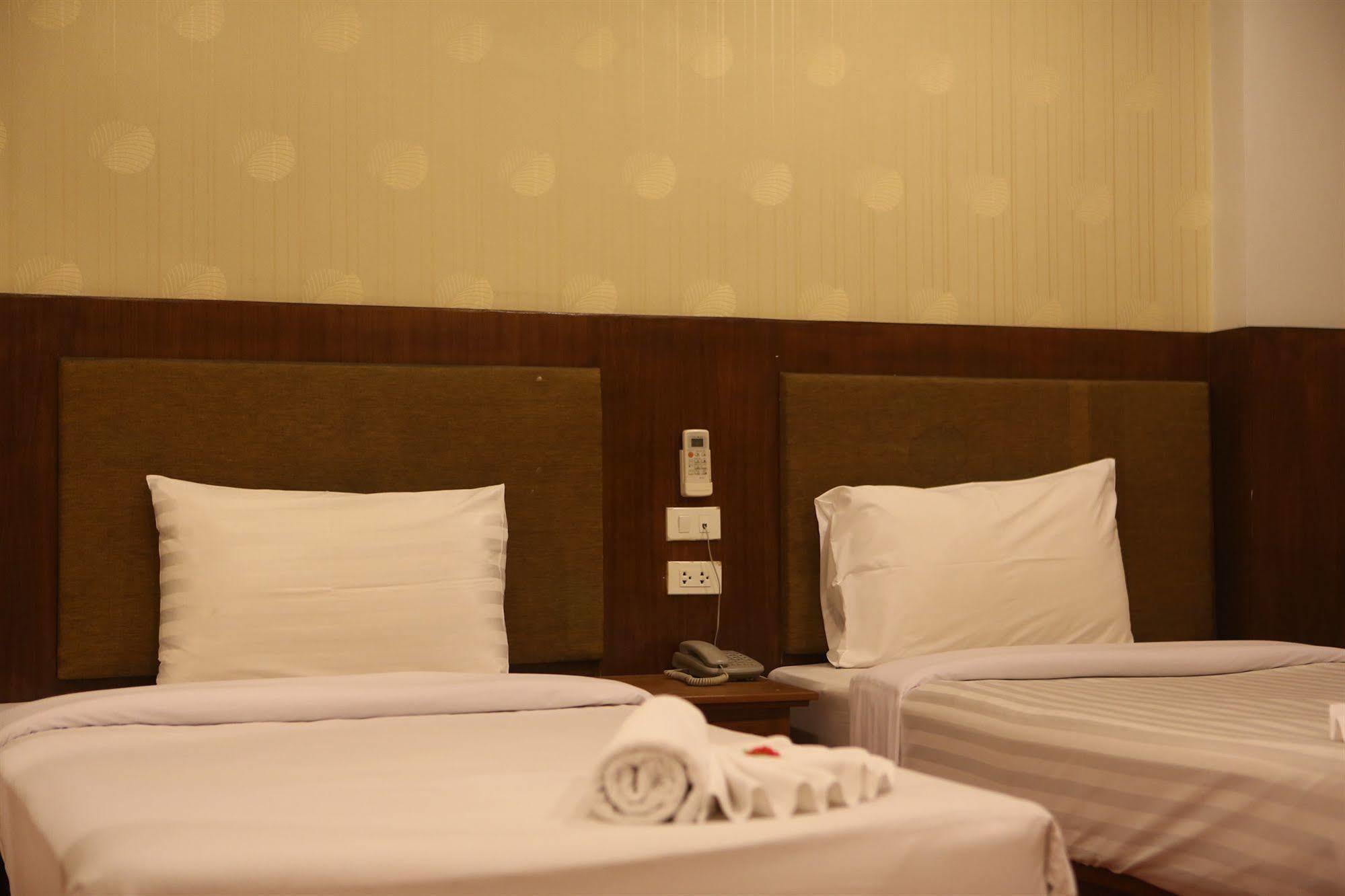 Good Nice 2 Guesthouse Patong Bagian luar foto
