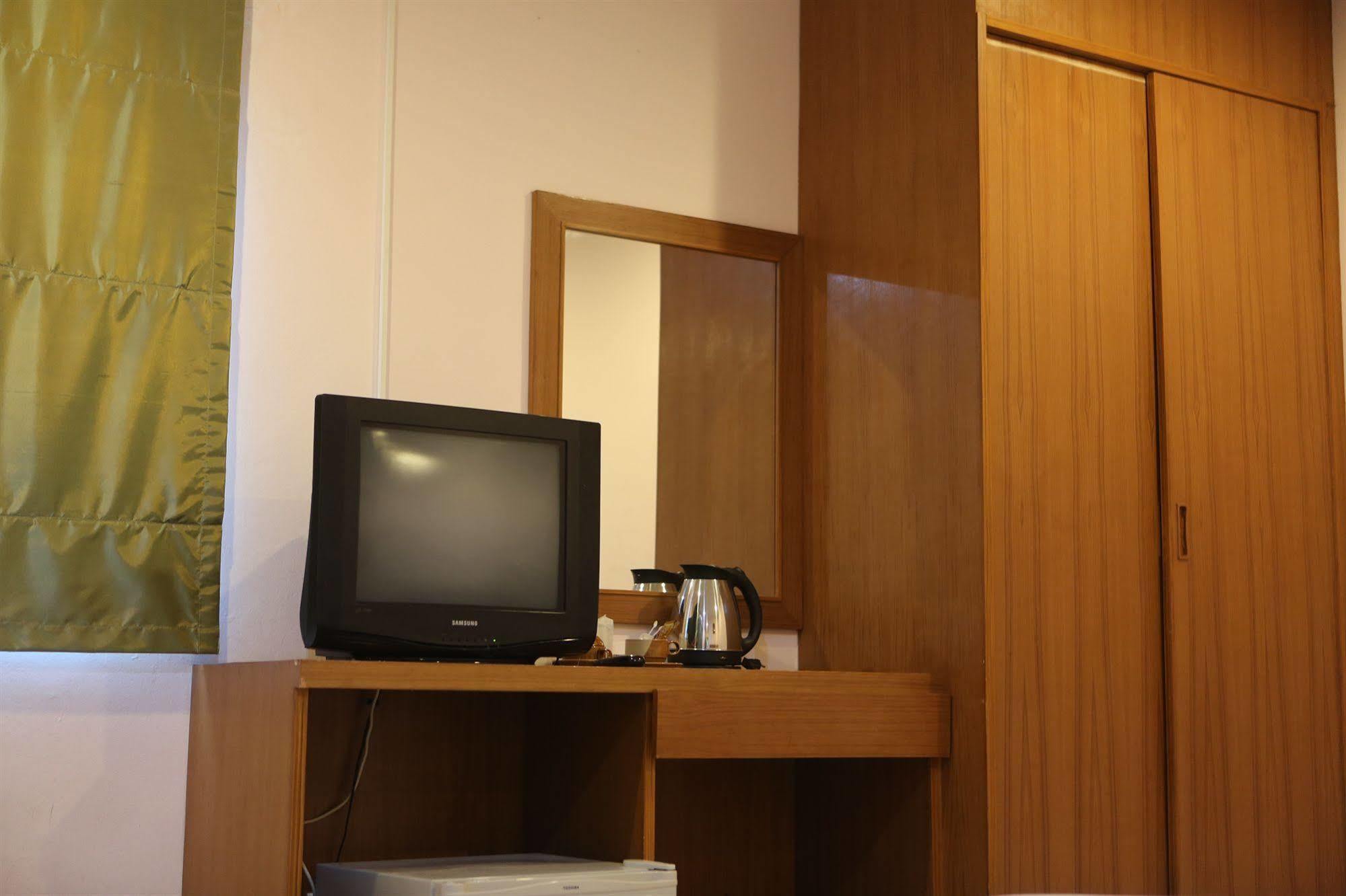 Good Nice 2 Guesthouse Patong Bagian luar foto